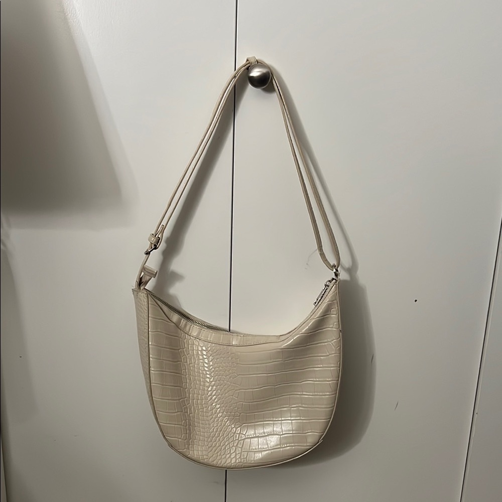 Elegant Cream Crocodile-Embossed Shoulder Bag